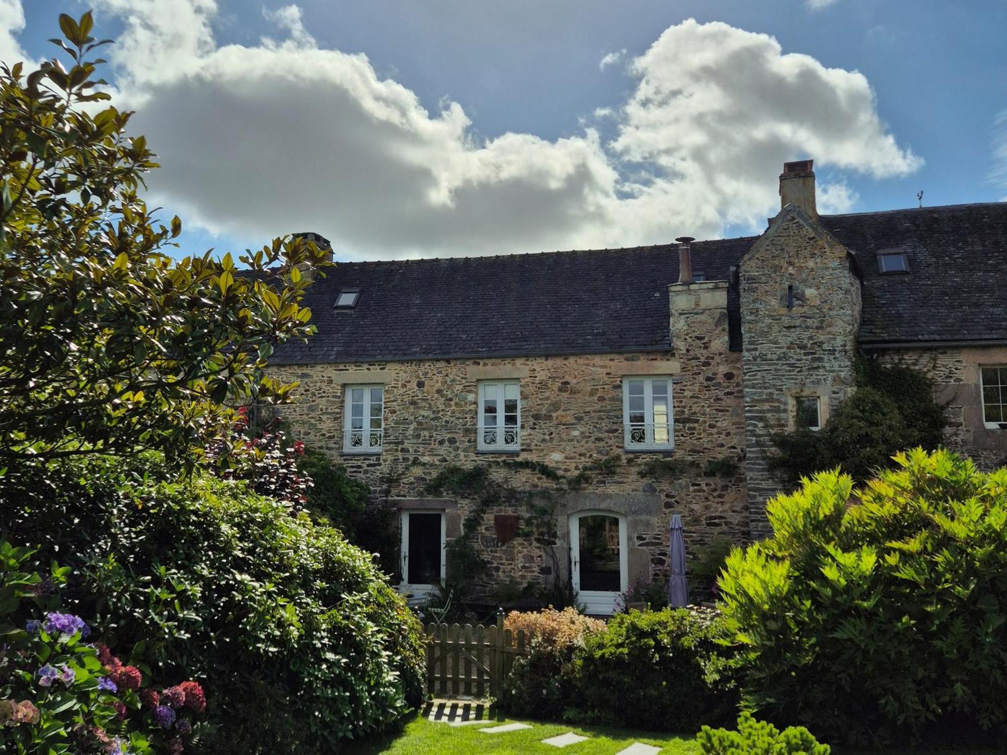 Gite De Charme Au Manoir Du Plessis-Quinquis Sainte-Seve Exterior photo
